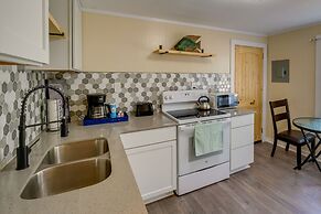 Cozy 3 Oaks Cottage in Gulfport: Close to Beach!