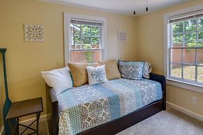 Cozy 3 Oaks Cottage in Gulfport: Close to Beach!