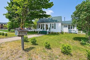 Boyne City Cottage: Walk to Downtown & Lake!