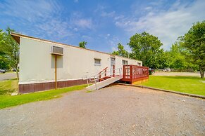 Cozy Geneva Home: Walk to Lake Erie & Main Strip!