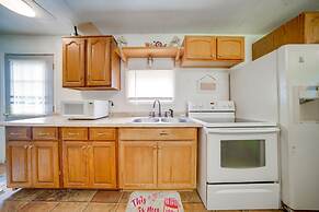 Cozy Geneva Home: Walk to Lake Erie & Main Strip!