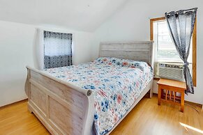 Waterfront Lake Erie Vacation Rental on the Strip!