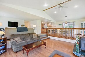 Charming & Scenic Gouldsboro Getaway w/ Patio!