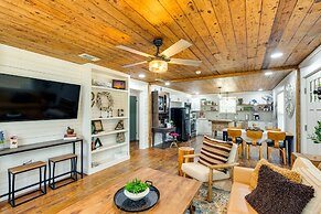 Lindale Vacation Rental w/ Deck & Grill!