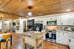 Lindale Vacation Rental w/ Deck & Grill!