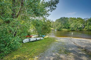 Cozy Becket Cottage Escape w/ Lake Access!