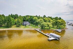 Houghton Lake Home w/ Private Dock + Kayaks!