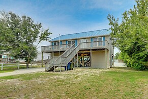 Coastal Emerald Isle Retreat w/ Deck & Grill!