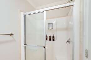 Black Mountain Retreat w/ Hot Tub + Mountain Views