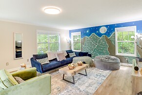 Black Mountain Retreat w/ Hot Tub + Mountain Views