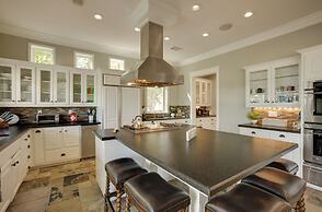 Lake Livingston Paradise: Outdoor Pool w/ Slide!