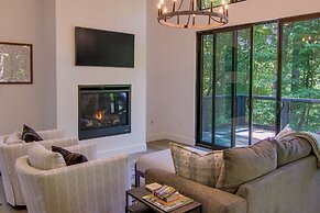 Hot Tub & Pond: Cabin in Black Mountain!