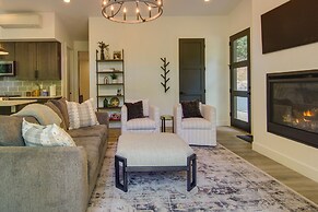 Hot Tub & Pond: Cabin in Black Mountain!