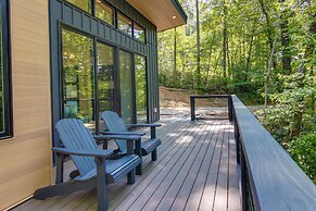 Hot Tub & Pond: Cabin in Black Mountain!