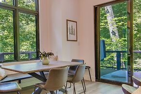 Hot Tub & Pond: Cabin in Black Mountain!