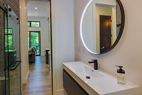 Hot Tub & Pond: Cabin in Black Mountain!