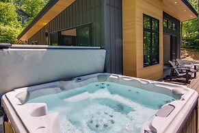 Hot Tub & Pond: Cabin in Black Mountain!