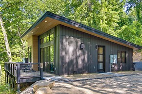 Hot Tub & Pond: Cabin in Black Mountain!