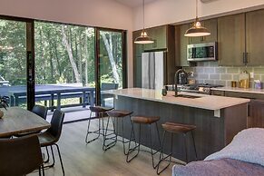 Hot Tub & Pond: Cabin in Black Mountain!