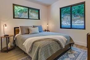 Hot Tub & Pond: Cabin in Black Mountain!