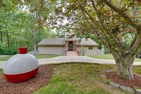 Lakefront Cadiz Home w/ Hot Tub!