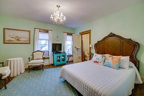 Dtwn Victorian Home - 1 Mi to Lake Michigan Beach!