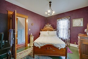 Dtwn Victorian Home - 1 Mi to Lake Michigan Beach!