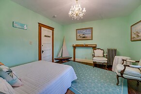 Dtwn Victorian Home - 1 Mi to Lake Michigan Beach!