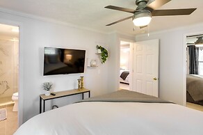 Three Oaks Home w/ Guest House - 8 Mi to Beach!