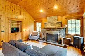 Secluded Elka Park Cabin: Hot Tub & Fire Pit!