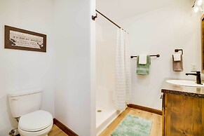 Hatfield Vacation Rental w/ Private Hot Tub!
