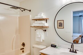 Private Pool & Hot Tub: Expansive Cedar Hill Home