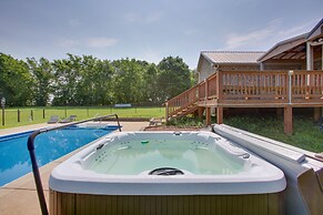 Private Pool & Hot Tub: Expansive Cedar Hill Home
