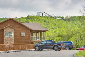 Branson Escape w/ Pool Access, Grill & Balcony!