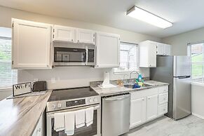 Branson Escape w/ Pool Access, Grill & Balcony!