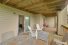 Branson Escape w/ Pool Access, Grill & Balcony!