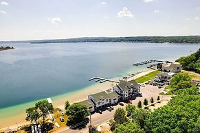 Gorgeous Onekama Condo w/ Pool & Lake Access!