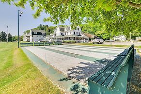 Gorgeous Onekama Condo w/ Pool & Lake Access!