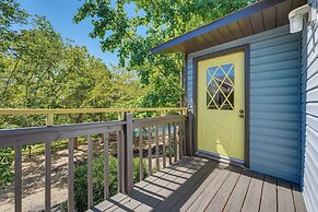 Branson Getaway: Deck w/ Pool View + BBQ Grill!