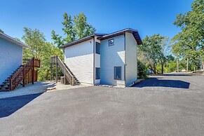 Branson Getaway: Deck w/ Pool View + BBQ Grill!