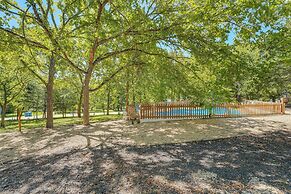 Branson Getaway: Deck w/ Pool View + BBQ Grill!