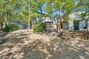 Branson Getaway: Deck w/ Pool View + BBQ Grill!