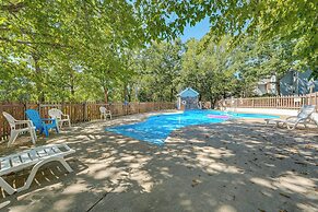 Branson Getaway: Deck w/ Pool View + BBQ Grill!