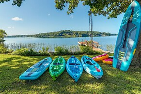 Lakefront Arkansas Escape w/ Grill, Dock & Kayaks!