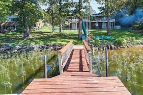 Lakefront Arkansas Escape w/ Grill, Dock & Kayaks!