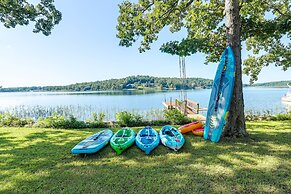 Lakefront Arkansas Escape w/ Grill, Dock & Kayaks!