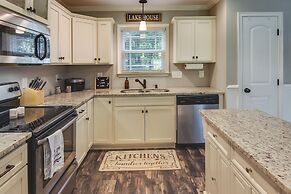 Anderson Lakefront Vacation Rental w/ Deck