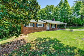 Charming Jonesville Home w/ Grill - Near Wineries!