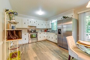 Charming Jonesville Home w/ Grill - Near Wineries!