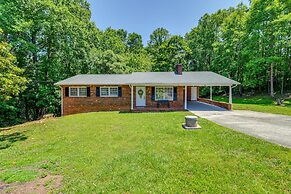 Charming Jonesville Home w/ Grill - Near Wineries!